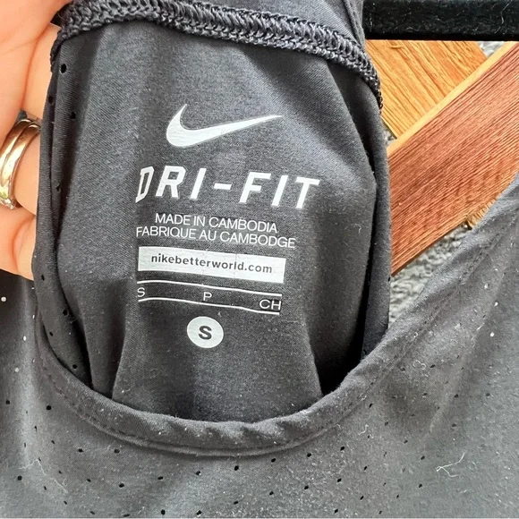 Nike Dri-Fit workout Top - Picture 8 of 9
